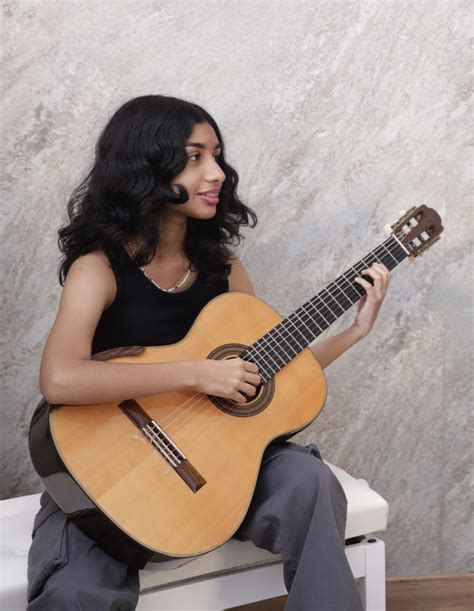 Online Guitar Lessons in Dubai .